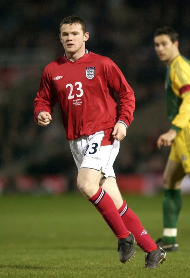Wayne Rooney ra mắt lúc 17 tuổi, 3 tháng và 19 ngày, chỉ sau 4 tháng ghi bàn vào lưới Arsenal. Ngay giải đấu quốc tế lớn đầu tiên tại EURO 2004, Rooney ghi 4 bàn và đó là bước đệm cho một huyền thoại tung hoành làng túc cầu.