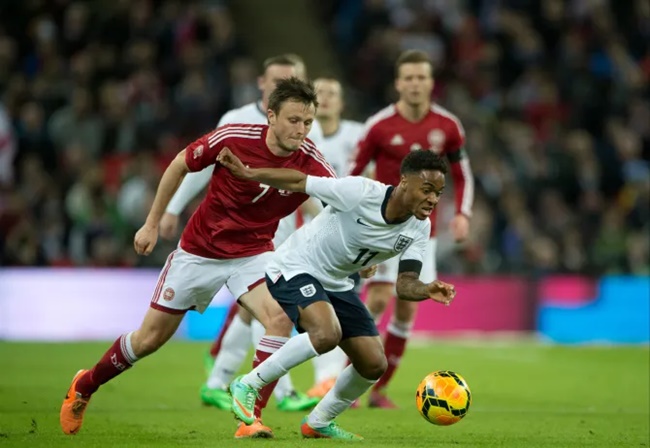 Raheem Sterling  ra mắt lúc 17 tuổi, 11 tháng và 6 ngày. Đó là trận thua 2-4 trước Thụy Điển và trận đấu sẽ chỉ được nhớ đến với bàn thắng bằng cú xe đạp chổng ngược của Zlatan Ibrahimovic .