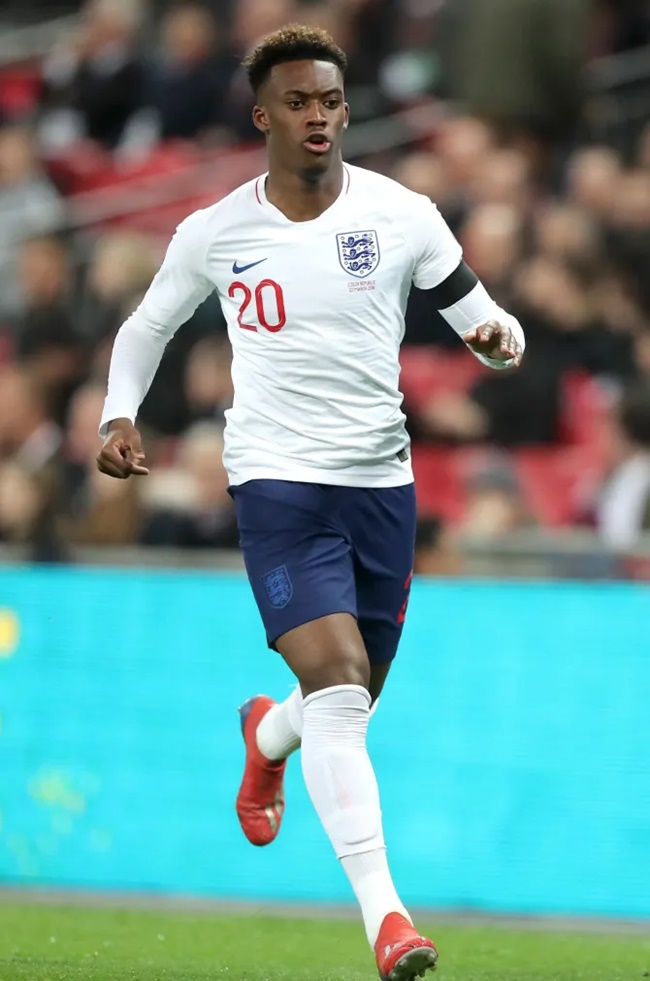 Callum Hudson-Odoi ra mắt lúc 18 tuổi, 4 tháng và 15 ngày. Tuy nhiên, sự tiến bộ của anh bị đình trệ do chấn thương và phong độ không ổn định. Chỉ với ba lần khoác áo đội tuyển Anh, Hudson-Odoi vẫn có quyền lựa chọn đại diện cho Ghana, nơi anh đủ điều kiện thi đấu thông qua cha mẹ mình.