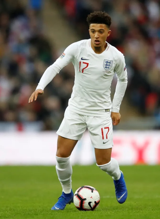Jadon Sancho ra mắt lúc 18 tuổi, 6 tháng và 17 ngày. Trận ra mắt quốc tế của anh diễn ra ở trận hòa Croatia với tỷ số 0-0 vào tháng 10/2018.