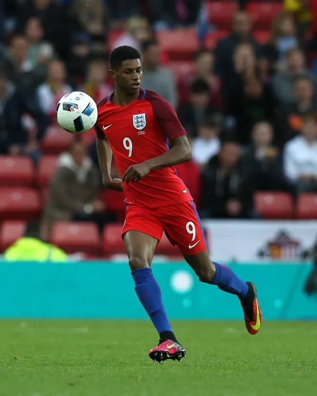 Marcus Rashford ra mắt lúc 18 tuổi, 6 tháng và 26 ngày. Chỉ ba phút sau trận ra mắt quốc tế, Rashford đã ghi bàn, góp phần vào chiến thắng 2-1 trước Australia và đảm bảo suất góp mặt trong đội tuyển Anh tham dự EURO 2016.