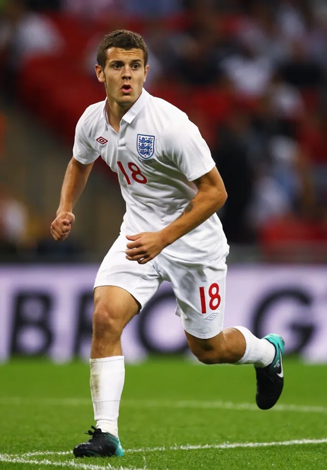 Jack Wilshere ra mắt lúc 18 tuổi, 7 tháng và 10 ngày. Jack Wilshere xuất hiện lần đầu tiên cho đội tuyển Anh trong chiến thắng 2-1 trước Hungary.