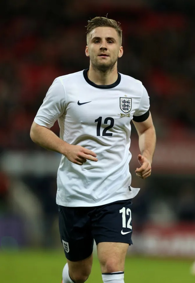 Luke Shaw ra mắt lúc 18 tuổi, 7 tháng và 21 ngày. Hành trình của Shaw cùng đội tuyển Anh bắt đầu cách đây một thập kỷ với chiến thắng 1-0 trước Đan Mạch, qua đó giúp anh được gọi tham dự World Cup 2014 sau phong độ xuất sắc tại Southampton.