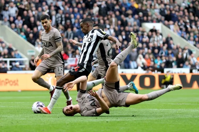 Isak có phong độ sung mãn cho Newcastle.