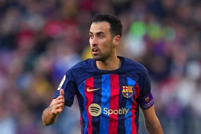Busquets ra đi để lại bài toán khó cho Barca.