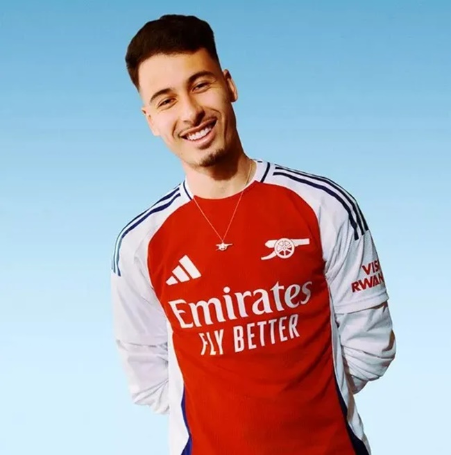 Arsenal chọn trang trí viền màu vàng cho mùa giải 2023/24 nhưng nó đã được đổi thành trang trí màu hải quân, với ba dòng Adidas mang tính biểu tượng cùng một màu.