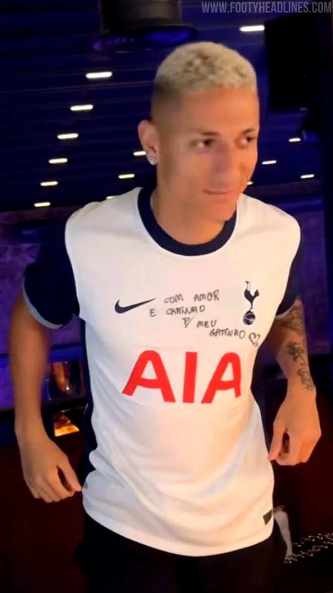 Richarlison của Tottenham tiết lộ mẫu áo Spurs sẽ mặc mùa tới. Tay áo, mặt bên và cổ áo đều có màu xanh nước biển.