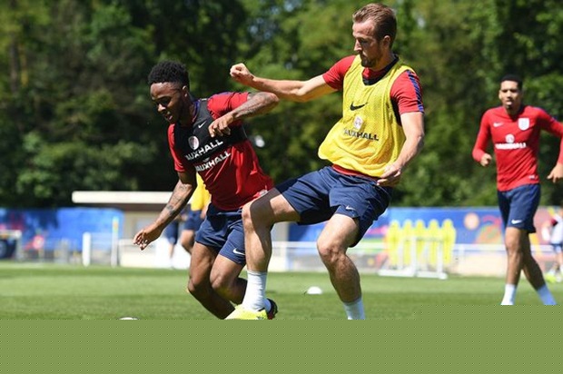 Sterling được Pep động viên sau chuỗi phong độ nghèo nàn. Ảnh: Internet.