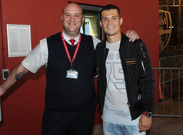 Vừa hoàn thành nhiệm vụ EURO 2016, Xhaka lập tức có mặt để làm quen đội ngũ nhân viên Arsenal. Ảnh: Internet.