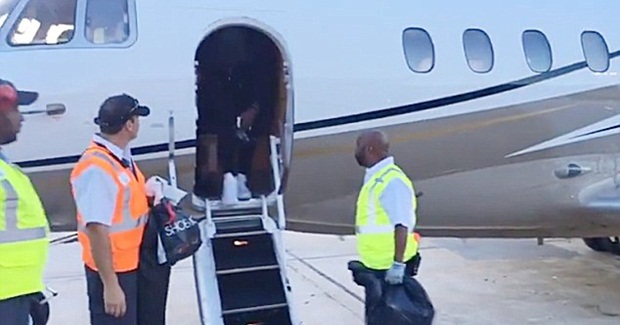 Lukaku là một trong số ít những "cạ cứng" của Pogba, bên cạnh một vài cầu thủ trẻ của M.U khác như Januzaj, Lingard hay Depay. Ảnh: Internet.