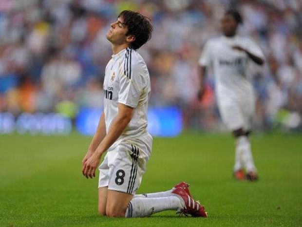 8. Kaka - 65 triệu euro (AC MIlan sang Real Madrid).