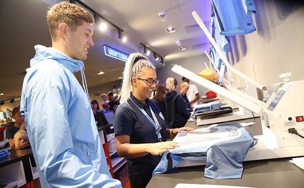 Trung vệ này sẽ khoác áo số 24 tại CLB mới.