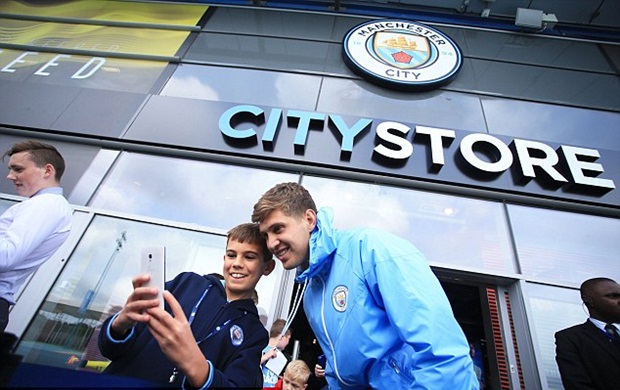 Sự xuất hiện của Stones thu hút sự chú ý của những NHM nhí.