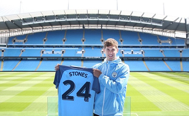 Stones xuất hiện tại SVĐ Etihad.