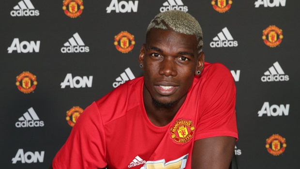 1. Paul Pogba - 93.25 triệu bảng. Đây là bản hợp đồng đắt giá nhất thế giới thời điểm hiện tại. Pogba đồng ý kí vào bản hợp đồng 5 năm với M.U, tiền vệ người Pháp cũng có màn ra mắt hoàn hảo khi giúp Quỷ đỏ đánh bại Southampton và Hull City.