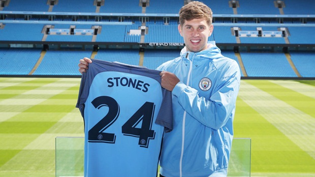 2. John Stones - 50 triệu bảng. Stones đã kí vào bản hợp đồng 6 năm với Man City. Số tiền chuyển nhượng 50 triệu bảng biến Stones thành trung vệ đắt giá nhất lịch sử Premier League. Trung vệ người Anh cũng có màn ra mắt ấn tượng trước các CĐV nhà.
