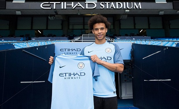 3. Leroy Sane - 37 triệu bảng. Một cái tên nữa đến từ thành Manchester. Lý do Sane lựa chọn Man City là vì HLV Pep Guardiola. Hiện tại, Sane được đánh giá là một trong những tài năng trẻ xuất sắc nhất thế giới.