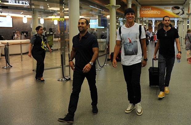 Những hình ảnh đầu tiên khi Luiz có mặt tại London để chốt hợp đồng.