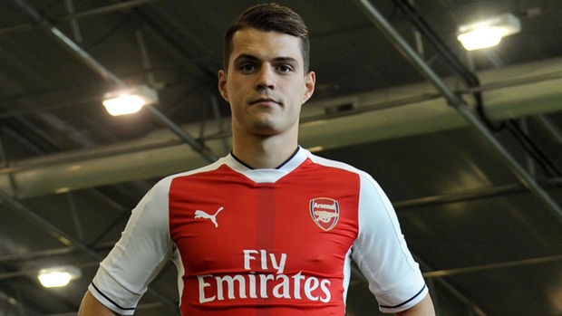 5. Granit Xhaka - 34 triệu bảng. Đây là thương vụ "bom tấn" đầu tiên được HLV Arsene Wenger kích nổ trong kì CN mùa Hè. Với sự mạnh mẽ và máu lửa, Xhaka chắc chắn sẽ là sự bổ sung chất lượng nơi hàng tiền vệ đang trong quá trình thay máu của Arsenal.