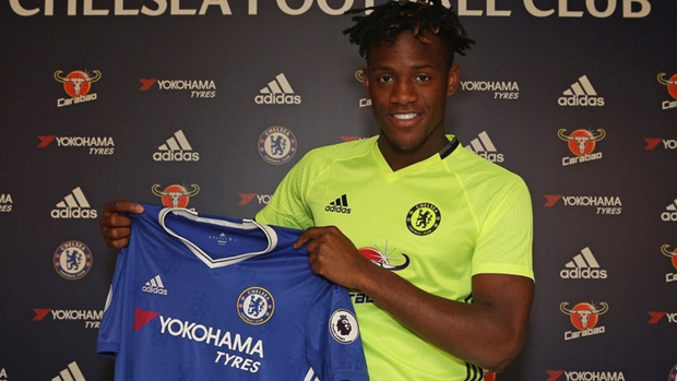 6. Michy Batshuayi - 33.2 triệu bảng. Đây là bản hợp đồng đầu tiên của HLV Antonio Conte tại Chelsea. Với sức trẻ của mình, Batshuayi đang để lại những dấu ấn tích cực trong màu áo mới. Trong 2 năm thi đấu tại Ligue 1, chưa bao giờ tiền đạo người Bỉ ghi ít hơn 15 bàn thắng.