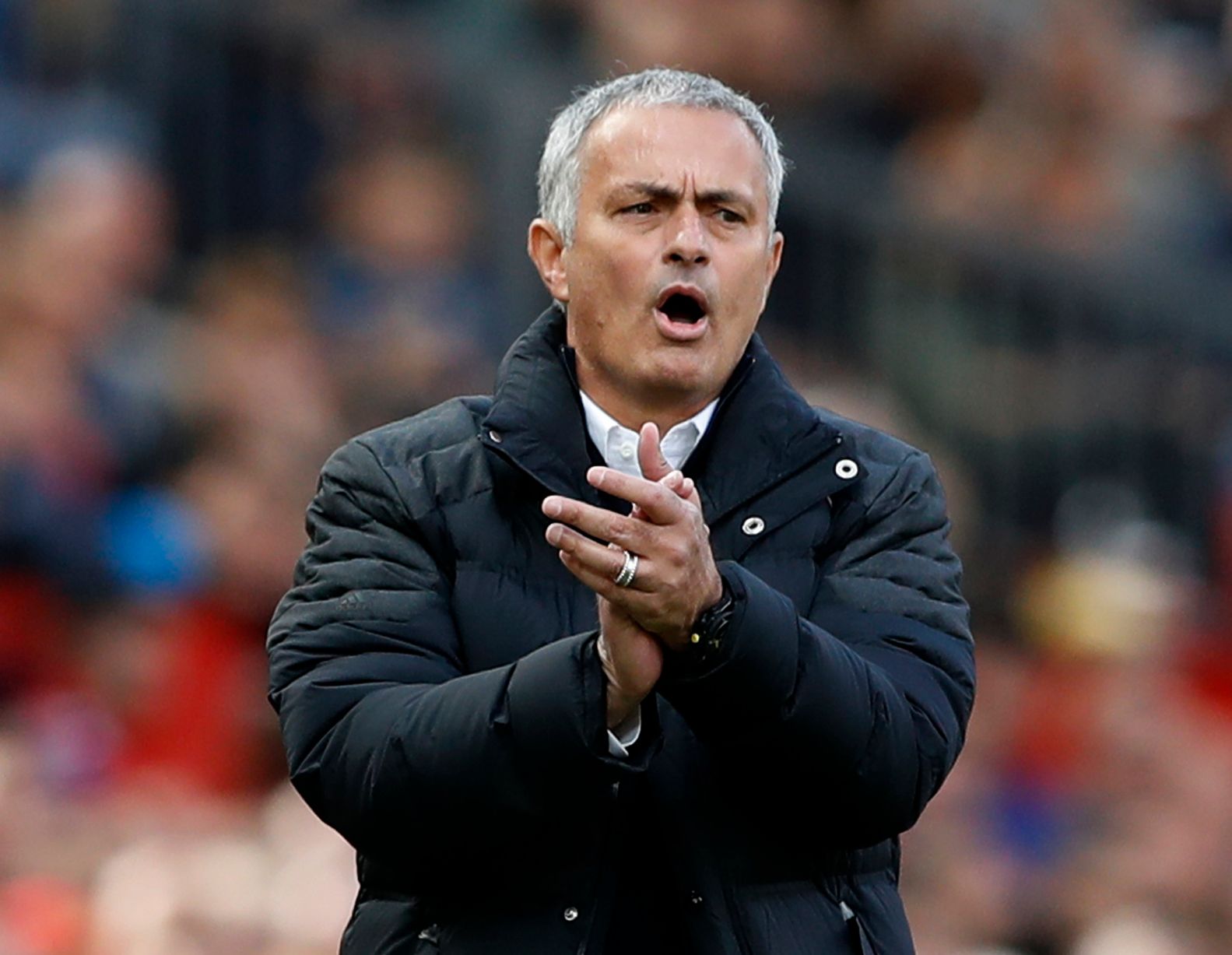 Mourinho thúc giục các học trò tiến lên tìm bàn thắng mở tỉ số.