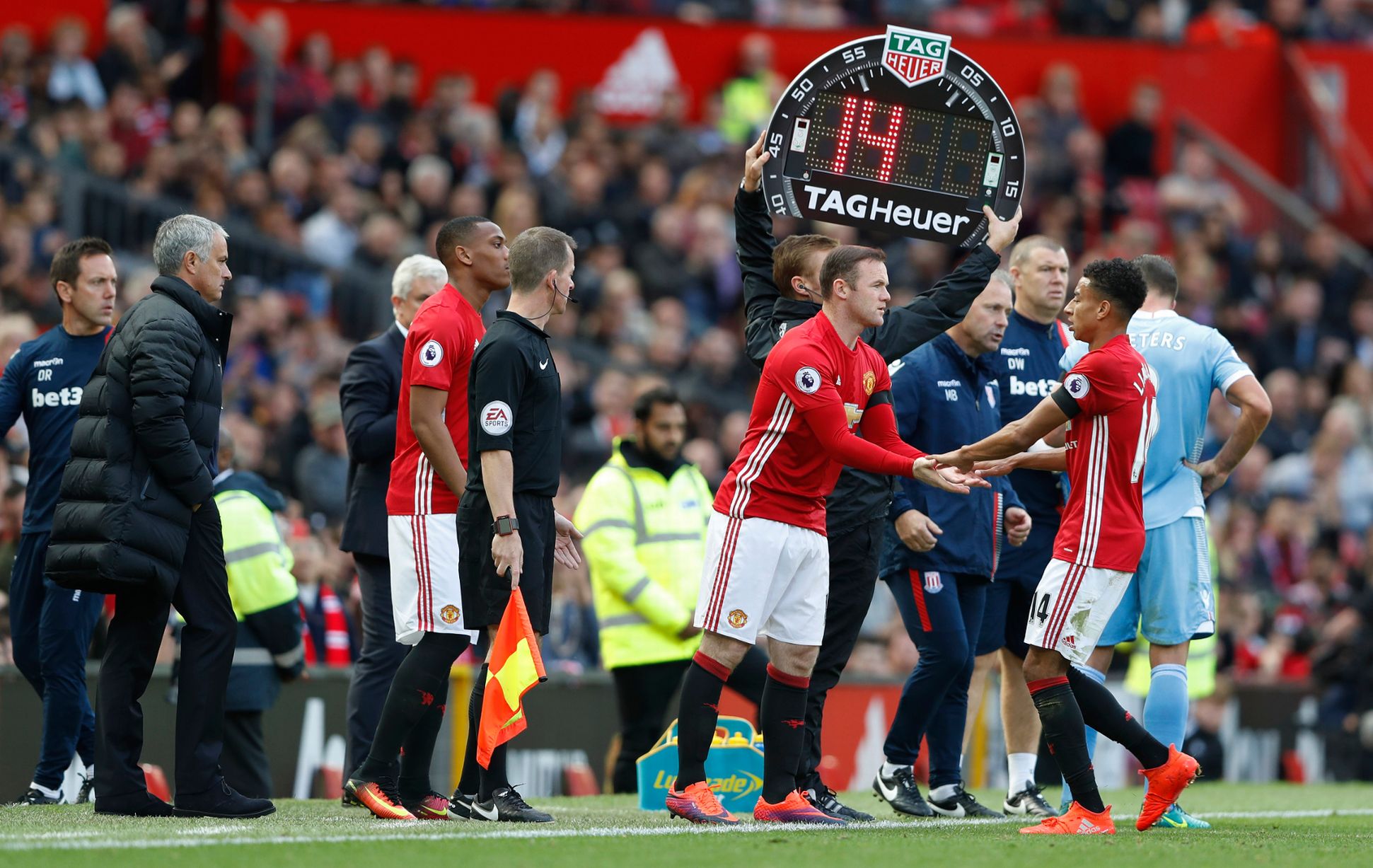 Cuối cùng, Người đặc biệt tung Rooney và Martial vào sân nhằm thay đổi cục diện trận đấu.