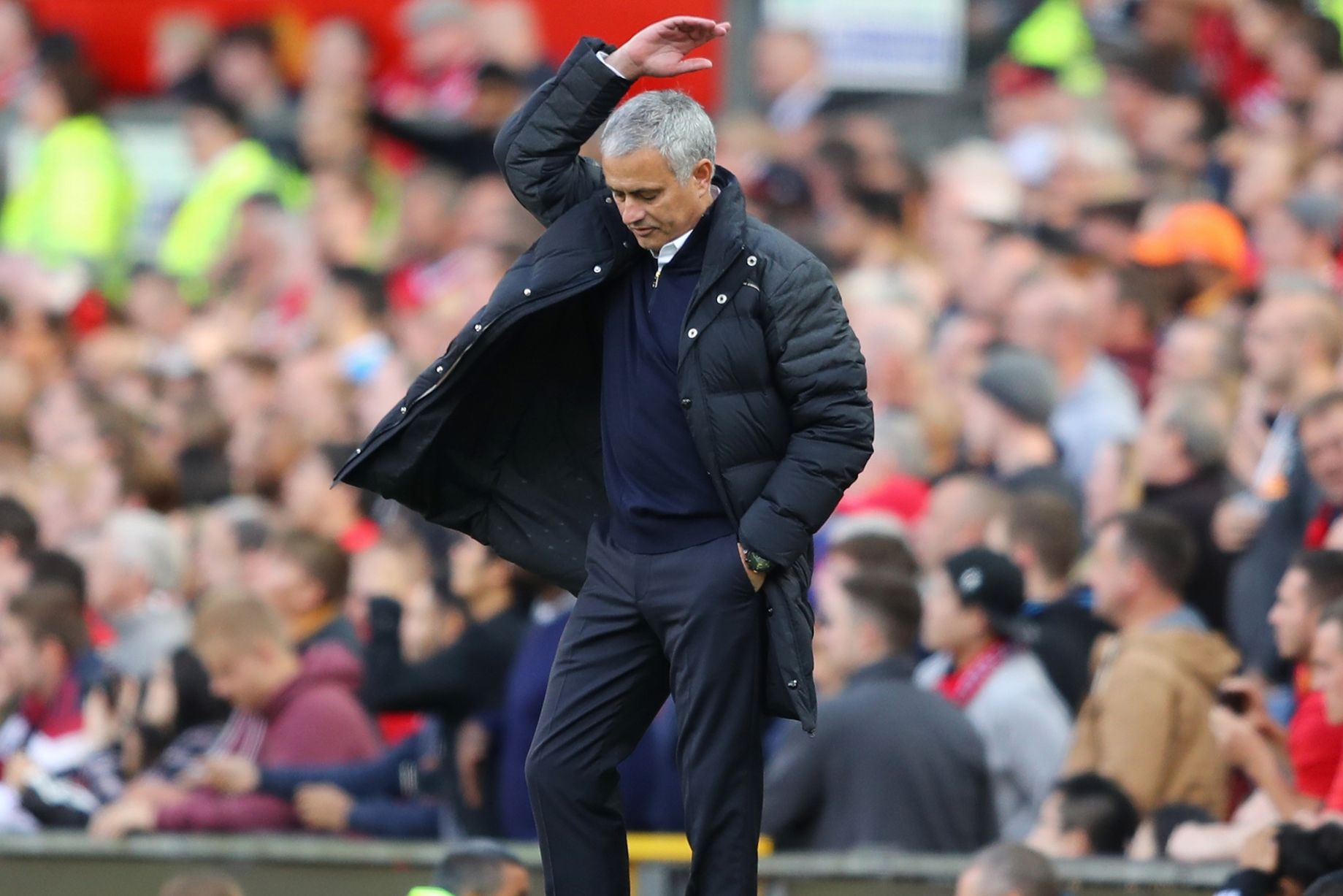 Bên ngoài đường biên, Mourinho không giấu nổi sự thất vọng.