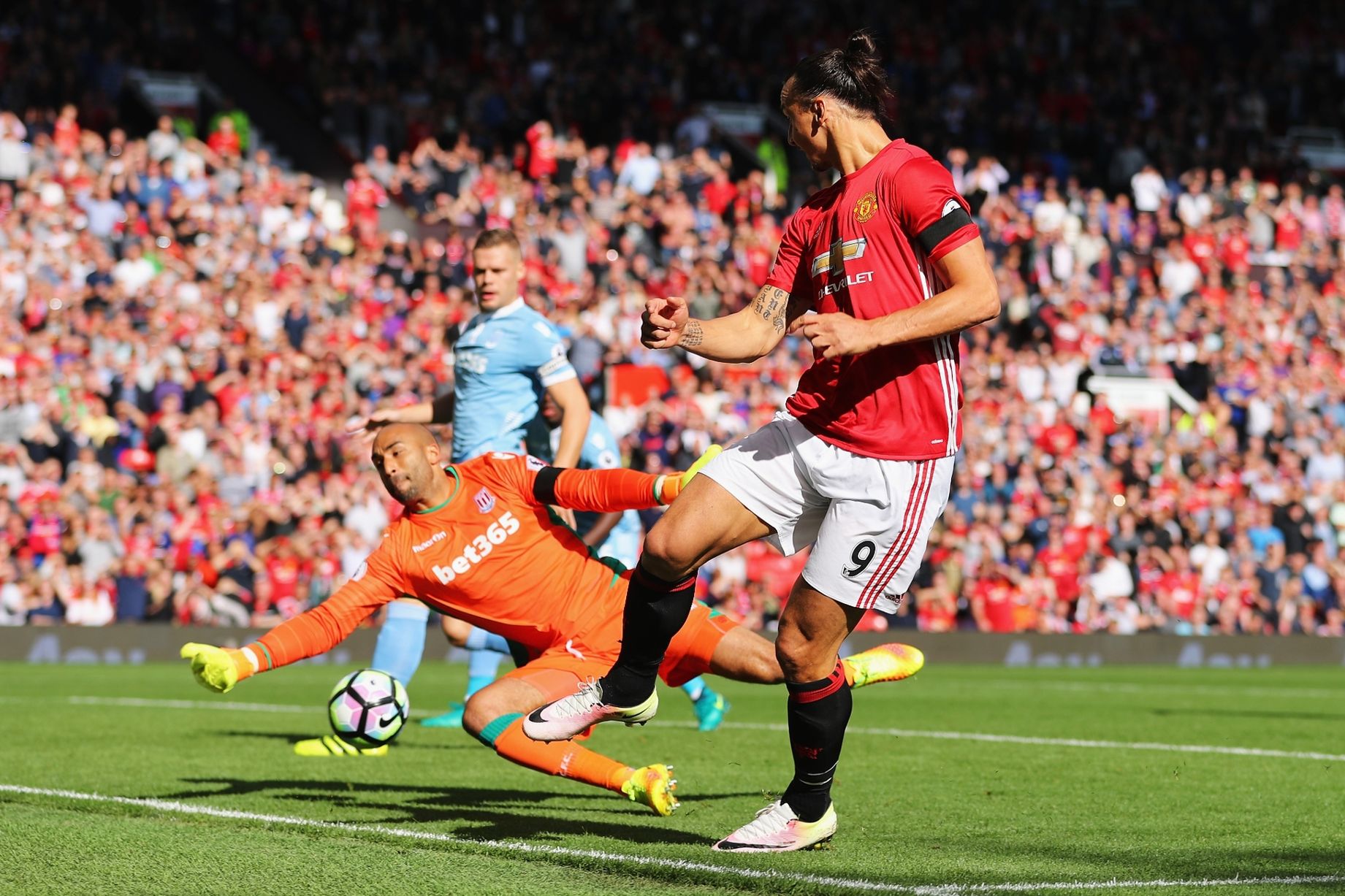 Ngay những phút đầu tiên, Ibrahimovic đã bỏ lỡ cơ hội mười mươi.