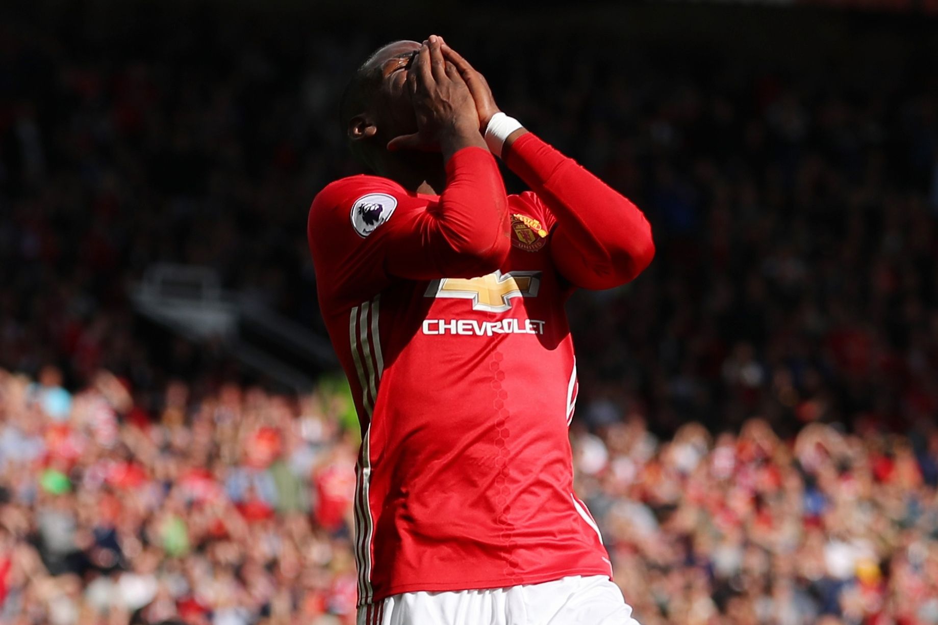 Ít phút sau, đến lượt Pogba cũng tiếc nuối khi không thể mở tỉ số cho M.U.