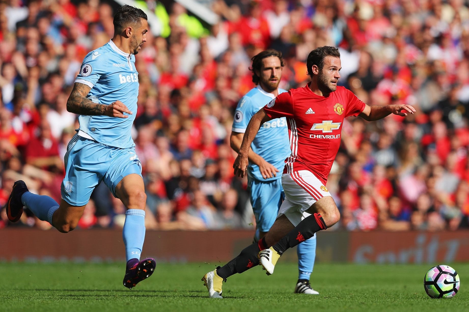 Juan Mata như thường lệ vẫn là cái tên thi đấu năng nổ nhất bên phía Quỷ đỏ.