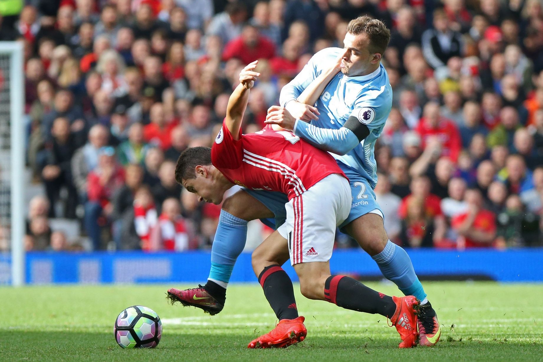 Herrera cho thấy anh xứng đáng được đá chính bên cạnh Pogba khi thi đấu máu lửa nhưng vẫn hiêu quả.