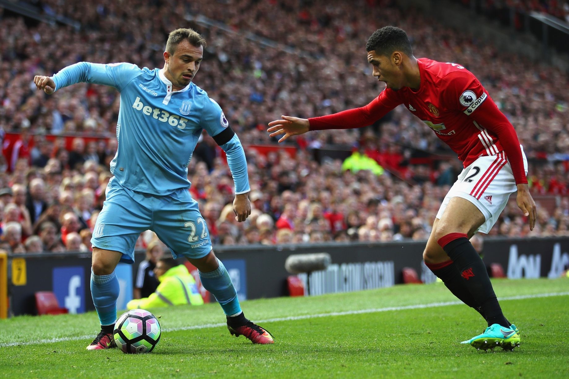 Shaqiri không để lại nhiều ấn tượng trừ pha xử lý khéo léo vượt qua Smalling.