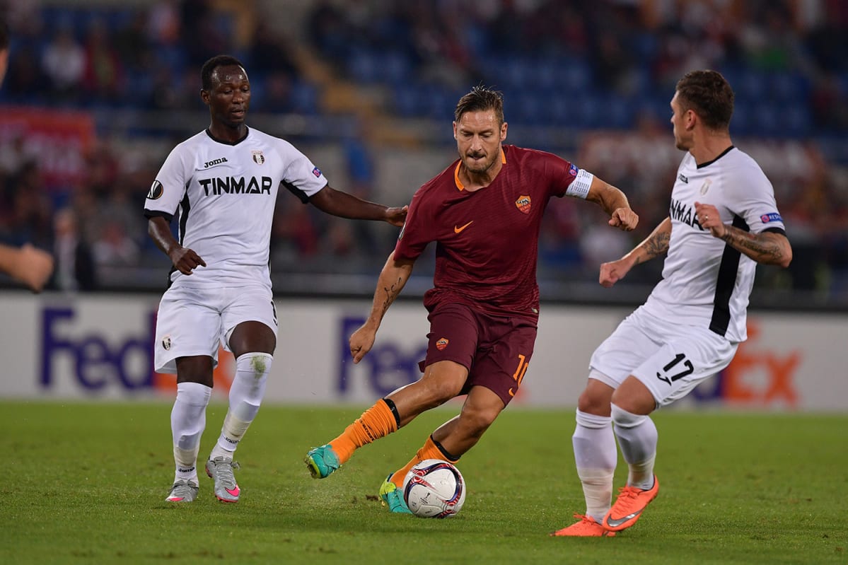 Totti đóng góp 2 kiến tạo trong trận hoà 3-3 trước Austria Wien. Ảnh: Internet.