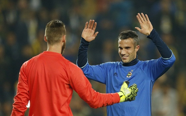 De Gea và Van Persie vui vẻ chào nhau trong thời gian khởi động. Đêm qua, tiền đạo người Hà Lan ngồi dự bị cho Moussa Sow.