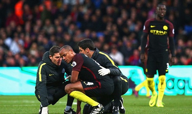 Kompany tiếp tục ngồi ngoài trong vòng 6 tuần. Ảnh: Daily Mail.