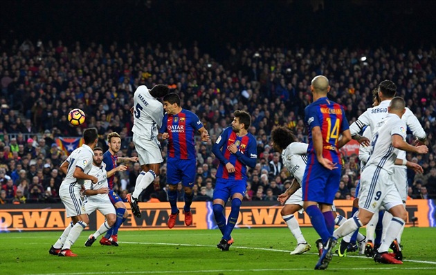 HLV Luis Enrique không hài lòng với các cầu thủ Barca.