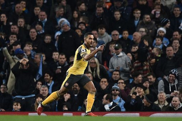 Walcott sớm mở tỉ số cho Arsenal.