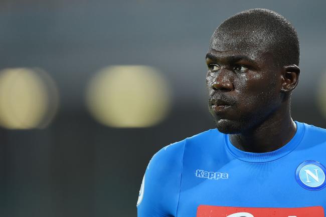 Trung vệ: Kalidou Koulibaly (Napoli) - Mùa Hè vừa qua, Koulibaly là mục tiêu theo đuổi của Chelsea sau màn trình diễn chói sáng trong màu áo Napoli mùa trước. Theo Transfermarkt, giá trị thực của trung vệ này vào khoảng 30 triệu euro.