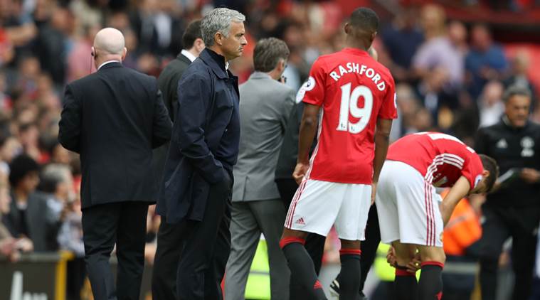 Mourinho cứng rắn với Rashford.