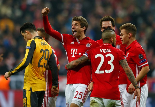 Bayern vùi dập Arsenal không thương tiếc.