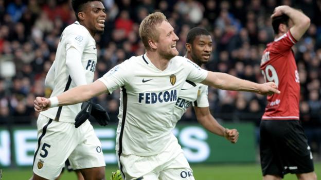 Trung vệ Glik giúp Monaco sớm vươn lên dẫn trước.