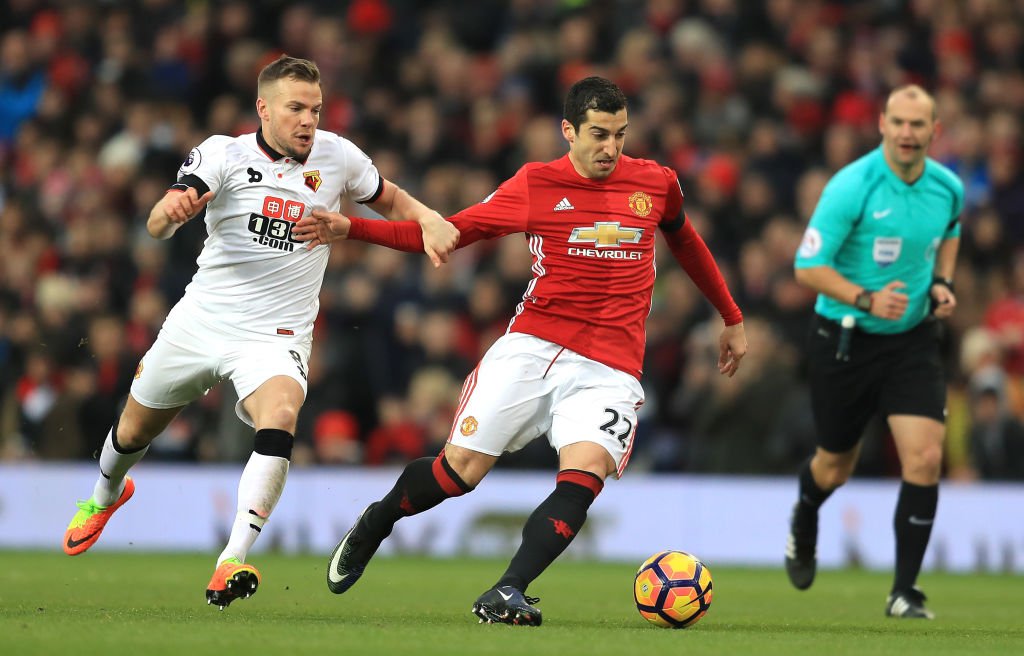 Mkhitaryan tặng quà cho CĐV nhà.
