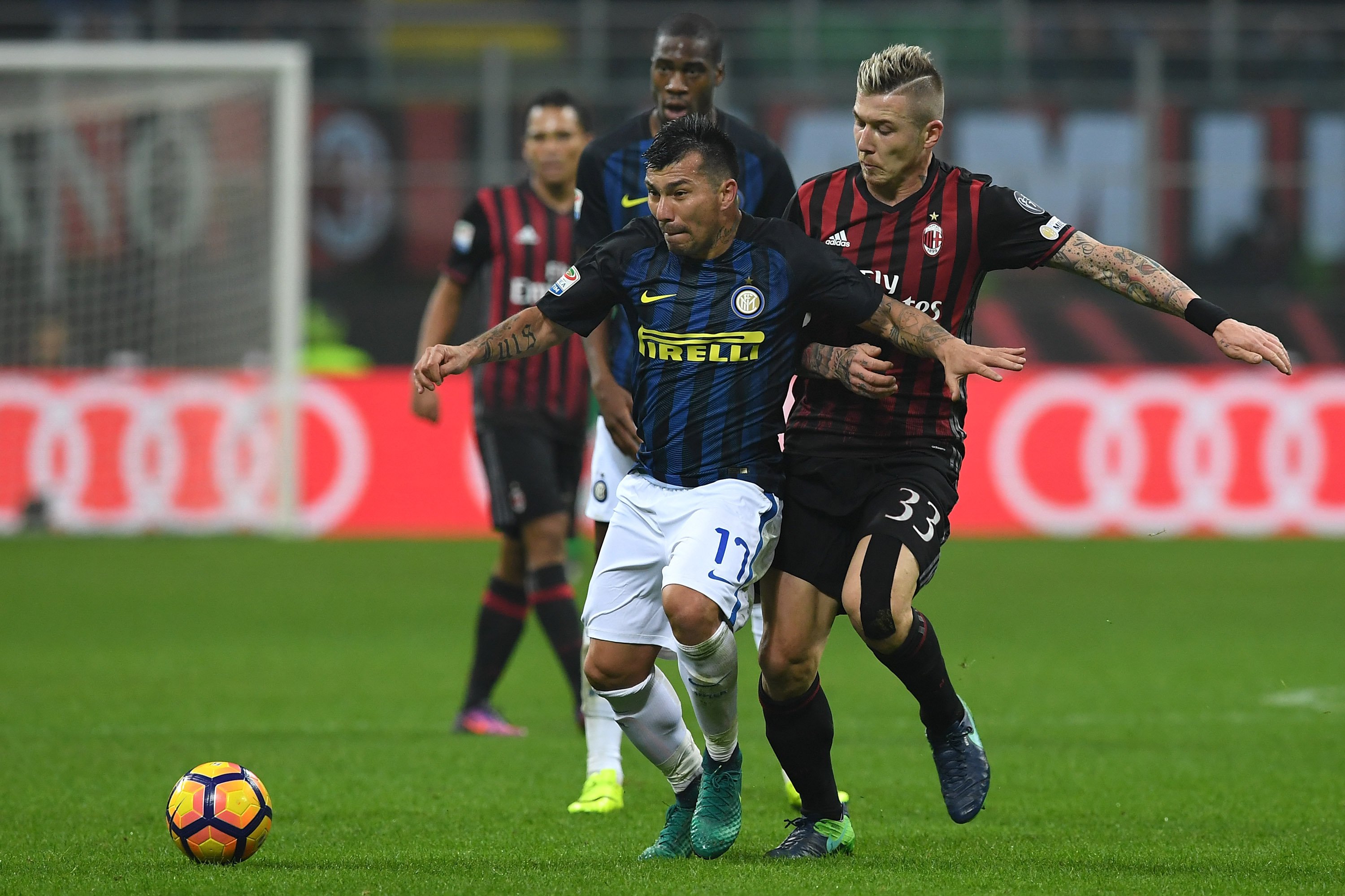 Trung vệ: Gary Medel (Inter Milan - 1m71): Tương tự Mascherano là Medel. Cầu thủ người Chile cũng xuất thân là tiền vệ phòng ngự. Cầu thủ có biệt danh "Pitbull" này luôn ra sân với tinh thần máu lửa và từng là trò cưng của HLV Jorge Sampaoli.