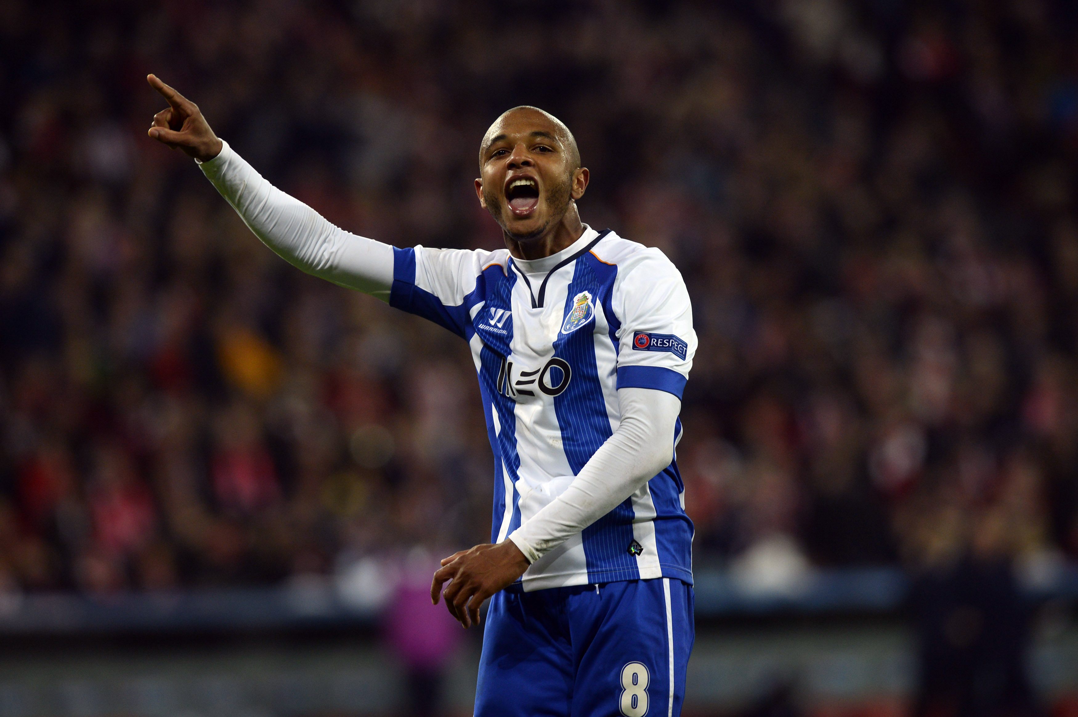 Yacine Brahimi (FC Porto) - Mùa này, Brahimi được chuyên trang Whoscored chấm đến 7.5, cao nhất trong số các cầu thủ Porto thi đấu tại giải VĐQG. Sở trường của Brahimi chính là tiền vệ chạy cánh trái, cầu thủ người Algeria đã 6 lần ghi bàn cho Porto, cùng với đó đóng góp 3 kiến tạo trong cả mùa giải. Chính màn trình diễn ấn tượng đó khiến Brahimi lọt vào mắt xanh của các đội bóng lớn tại châu Âu.