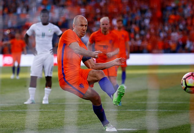 Xen giữa 2 bàn thắng của Veltman là pha lập công trên chấm 11m của Robben.