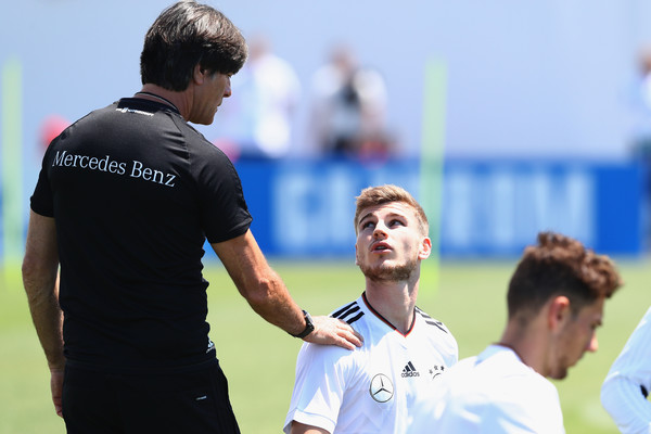 HLV Loew theo sát chân sút chủ lực Timo Werner.