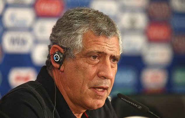HLV Fernando Santos khẳng định Ronaldo hoàn toàn tập trung thi đấu dù dính nghi án trốn thuế.