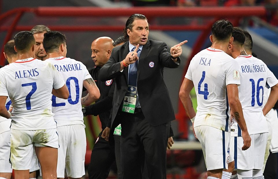 HLV Juan Antonio Pizzi chỉ đạo các học trò trong giờ nghỉ.