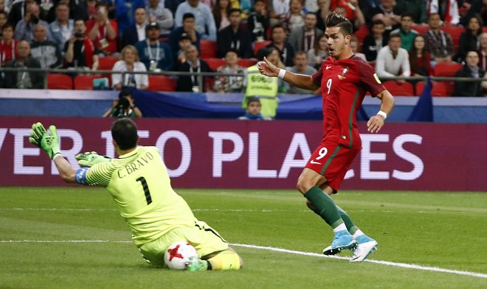 Ảnh bài viết Chùm ảnh: Bravo hoá người nhện, Chile tiễn BĐN về nước