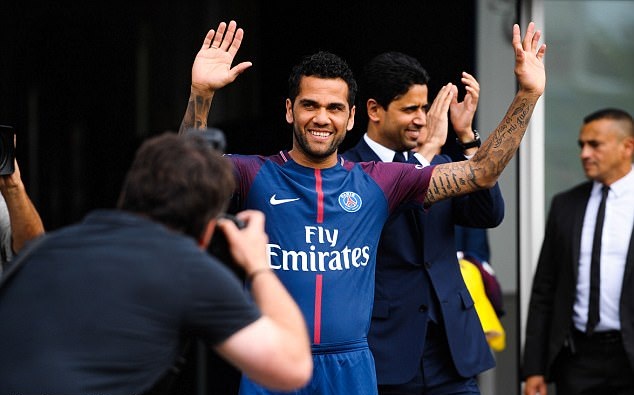 Ảnh bài viết Chuyển nhượng Pháp 13/07: Có Alves, PSG tính "cuỗm" luôn sao Man City